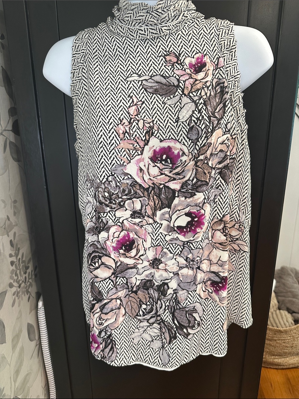 White House Black Market sleeveless, mock neck, blouse, silk, zips in back  M